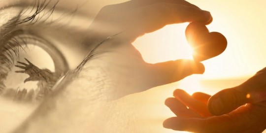 Láska povzbuzuje a snaží se porozumět